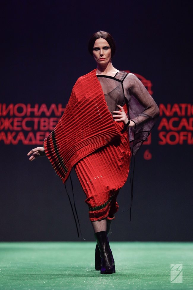 Мария Силвестър дефилира облечена в модел на Мариела Гемишева.