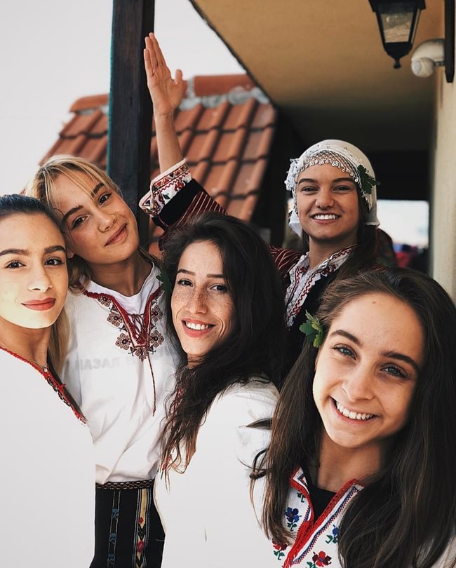 Момичетата от българския ансамбъл Снимка: инстаграм