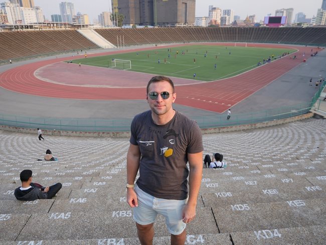 Йочев на националния стадион на Пном Пен - столицата на Камбоджа