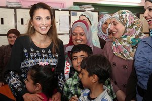 Рания - кралицата на Йордания, е от обикновен палестински произход, но често е сравнявана с покойната принцеса Даяна заради харизмата и ангажираността й към хуманитарни каузи.
