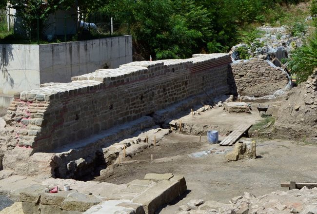 Разкопките извадиха на бял свят 40 м от крепостната стена, изградена през VI век от император Юстиниян.