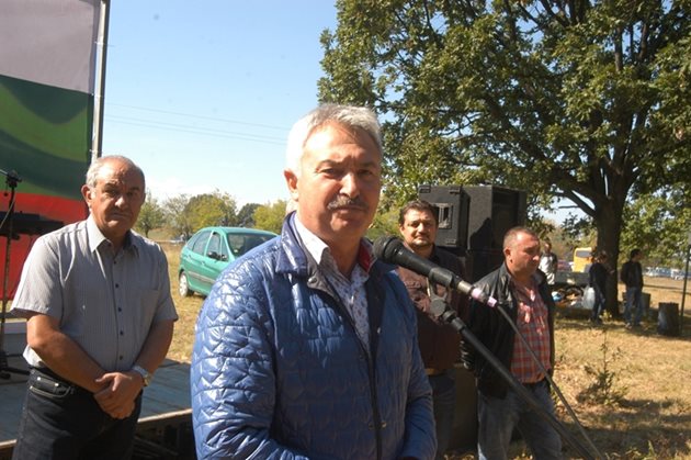 Кметът Златко Живков поднесе приветствие към самодейците