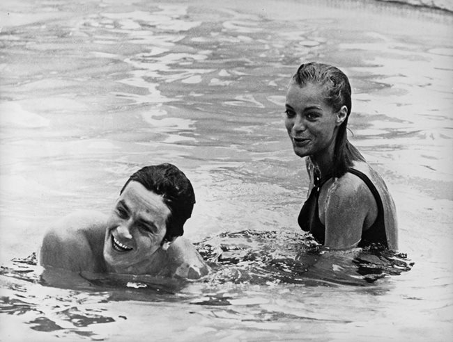 През 1963 г. Делон и актрисата Роми Шнайдер развалят годежа си и само 6 години по-късно си партнират в любовната драма “Басейнът”.
