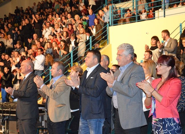Сред публиката бяха депутатите Даниела Савеклиева, Красимир Велчев и Димитър Главчев.