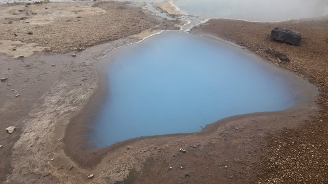 Езеро с красив син цвят, образувано от гейзера Гейсир, дал името на това природно образувание.