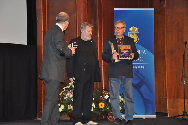 Наградите в 17-то издание на кинофеста бяха връчени от зам.кмета д-р Лорис Мануелян /в средата/.