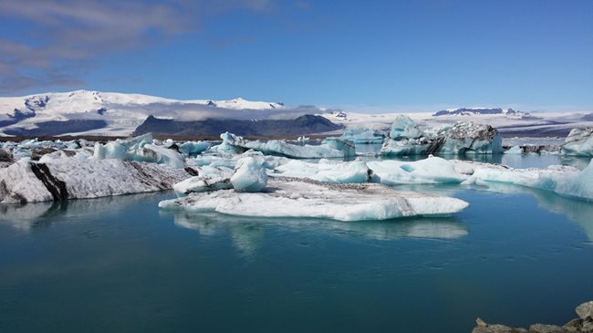 Леденото езеро Йокюлсарлон, където свършва единият от ръкавите на ледника Хванадалсхнукюр, покрил едноименния вулкан. При слънчево време удоволствието да видиш целия ледник на фона на плуващи късове лед на около 1500 години е голямо.