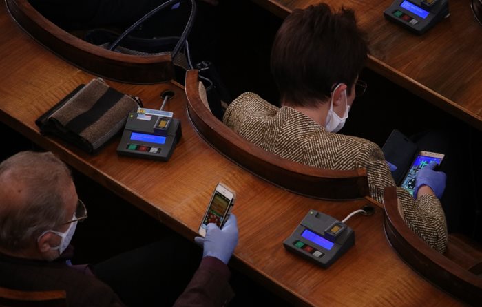 Депутати от БСП си играят на телефоните по време на пленарното заседание.