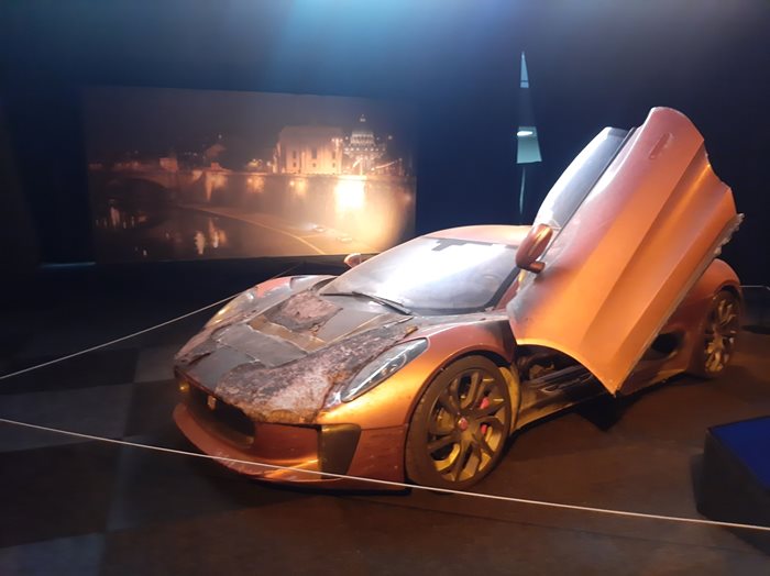 Jaguar C-X75 от филма “Спектър” е способен да  вдигне 320 км/ч.