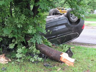 Кола се обърна по таван след удар в пътен знак и дърво в Русе, 20-годишна румънка е в болница (Видео, снимки)