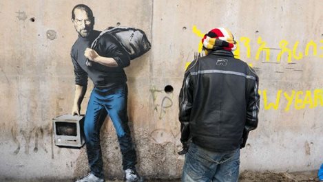 Банкси нарисува Стийв Джобс в бежанския лагер в Кале