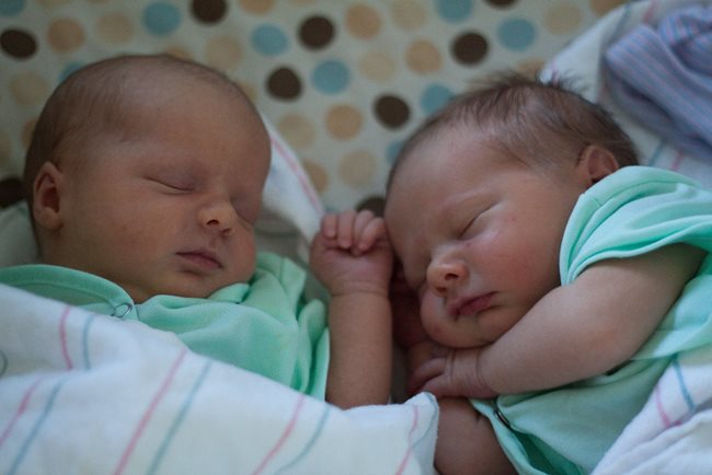 12 момичета и 4 момчета се родиха днес в АГ-клиниката