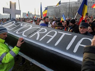 В Букурещ протестират срещу анулирането на президентските избори (Снимки)