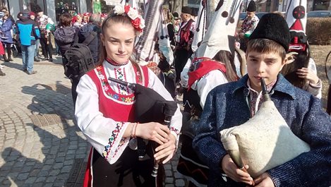Чужденци полудяха по Дионисиевото шествие с вино на корем, кукери и гайди в Пловдив (снимки)
