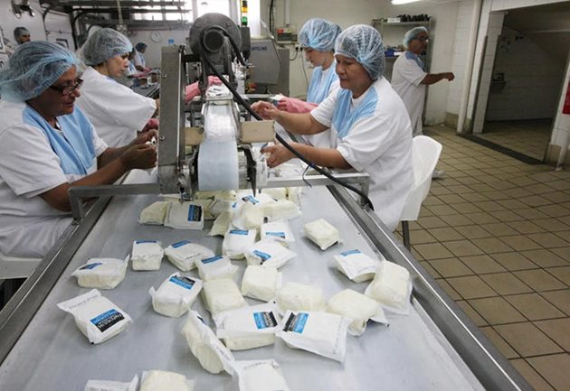 Халуми може да се произвежда само в Кипър, страни като България и Унгария правят негови имитации, които те наричат "сирене за скара", на по-ниски цени, защото имат по-евтино мляко, обясняват в Кипърската търговско-промишлена палата