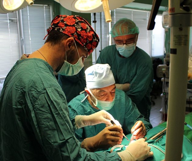 Д-р Петков /в средата/ по време на операцията. Зад него  проф.Скриван.