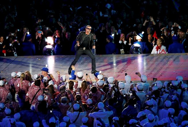 Джордж Майкъл пее на закриването на олимпийските игри в Лондон през 2012 г.