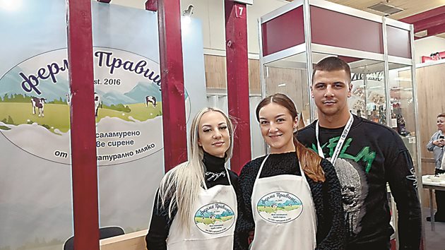 Петър Шилев и приятелката му Йоанна Георгиева (в средата) са на 21 години и се занимават със земеделие. На първото си участие на изложение за храни имат приятелска подкрепа.
