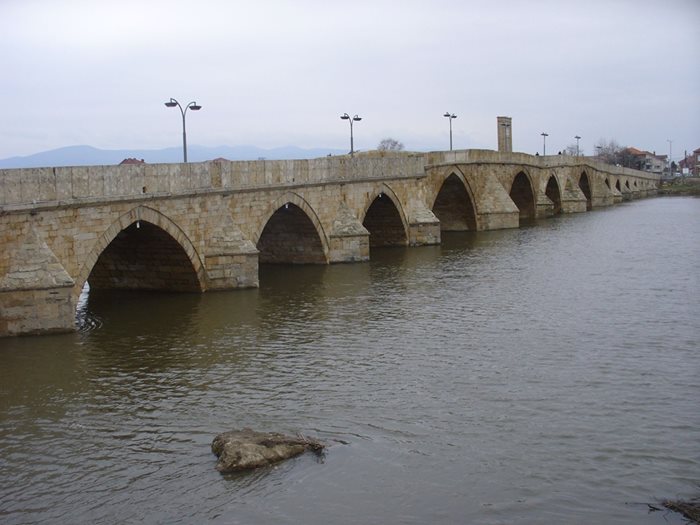Мостът над реко Марица в Свиленград, строен през 1529 години, до днес служи вярно на свиленградчани. От скоро той е само за пешеходци и велосипедисти.