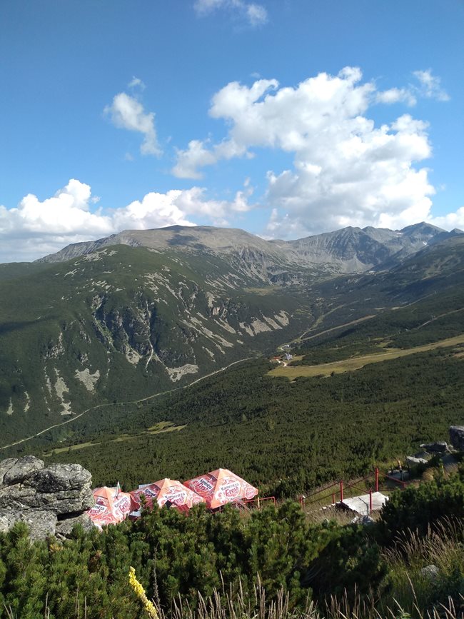 Изглед от връх “Ястребец” СНИМКА: Стоимен Петров