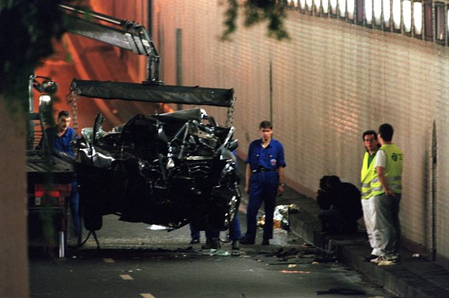 Полиция премахва смачканата кола, в която катастрофира принцеса Даяна в
 Париж през 1997 г.