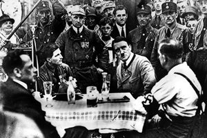 Хитлер със съмишленици след освобождаването му от затвора. Процесът го е превърнал в идол на националистите. СНИМКА: РОЙТЕРС