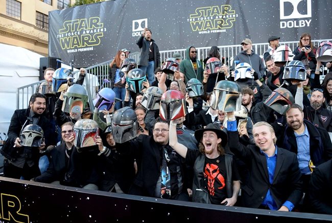 Фенове с шлемове на герои от “Междузвездни войни” на премиерата на “Силата се пробужда” в Лос Анджелис.