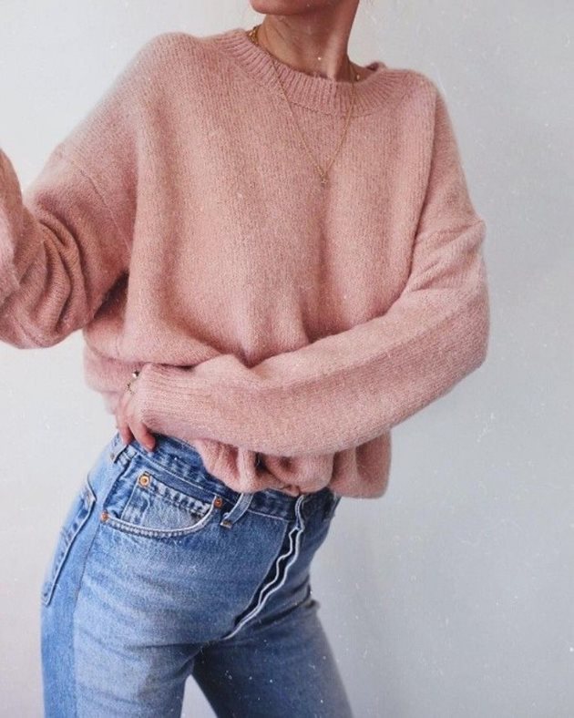 Дебелият вълнен  пуловер може да ви изпоти от жега.