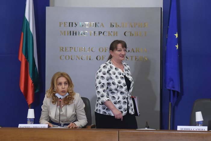 Социалната министърка Деница Сачева (вдясно) представи промените в Кодекса на труда пред тристранката.

СНИМКА: ВЕЛИСЛАВ НИКОЛОВ