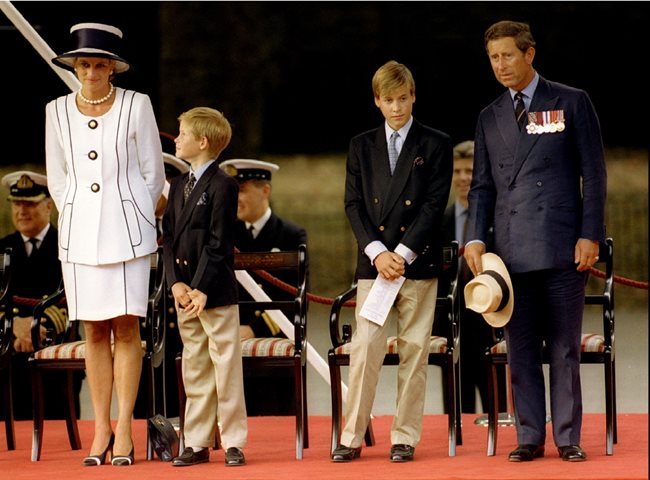 Принцеса Даяна, принц Хари, принц Уилям и принц Чарлз на събитие за чествания за 50-ата годишнина от края на Втората световна война.
 
СНИМКИ: РОЙТЕРС