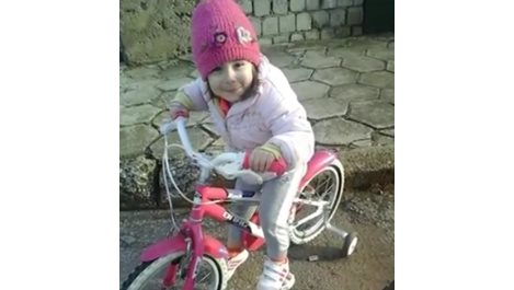 Зов за помощ: 5-годишно момиче се нуждае от 600 000 евро, за да живее (Видео)