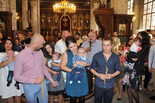 Бургаският храм "Св. св. Кирил и Методий" се напълни с млади семейства с деца.
