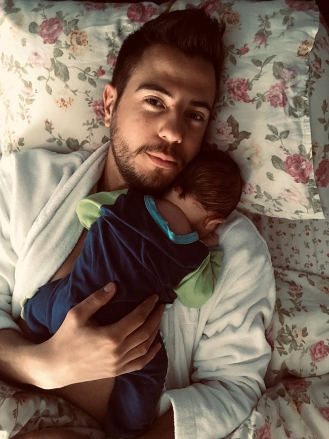 Илиян Любомиров се снима със спящия на гърдите му син.  СНИМКИ: ЛИЧЕН ПРОФИЛ НА ИЛИЯН ЛЮБОМИРОВ ВЪВ ФЕЙСБУК
