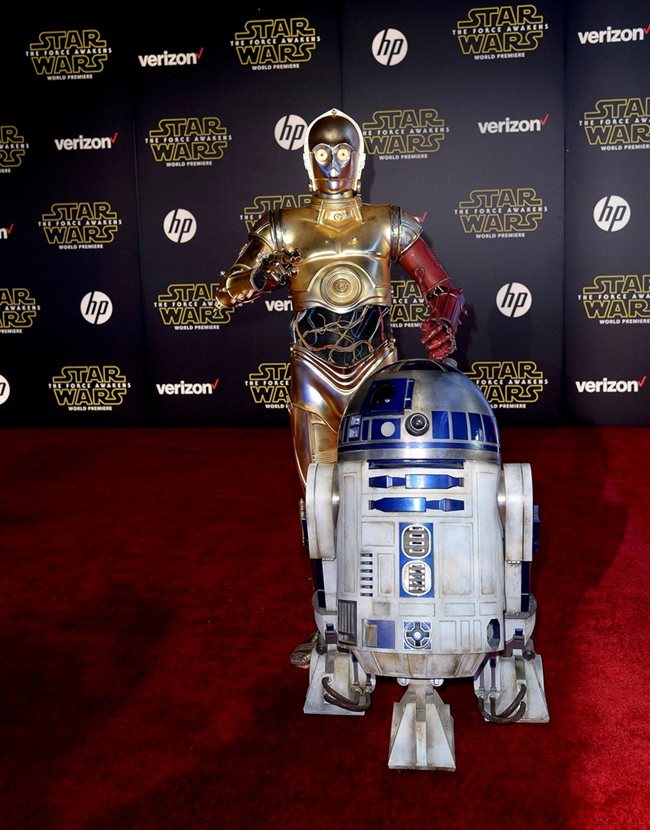 Двата дроида Ар Ту-Ди Ту (R2-D2) и Си Трипио (C-3PO).