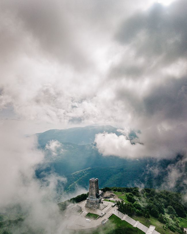 Младият фотограф е заснел паметника на Шипка.