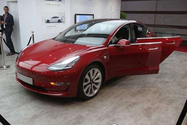 Tesla Model 3 направи европейския си дебют на салона в Париж и ще дебютира на пазара на Стария континент догодина.