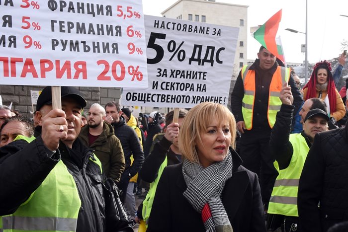 Мая Манолова стоя почти до самия край на протеста.