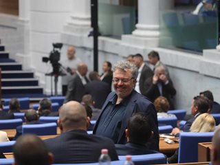 Ескалация в парламента: Манол Пейков твърди, че е нападнат от депутат на "Възраждане"