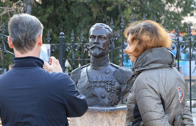 Бюстът на Николай II в Симферопол е обикновена статуя