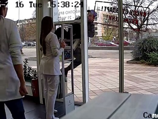 Крадец обра аптека посред бял ден в София