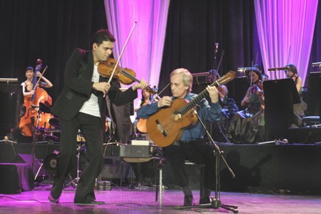 Виртуози свирят фламенко - Васко на цигулката и Пако Пеня с китарата.