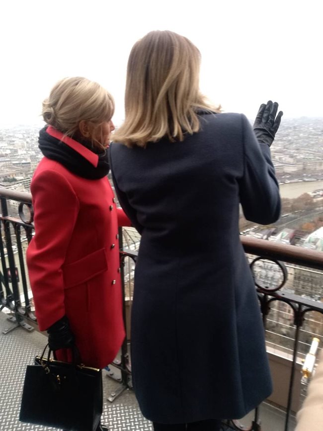 Десислава Радева и Брижит Макрон гледат Париж отвисоко.