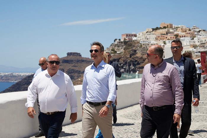 Гръцкият премиер Кириакос Мицотакис разглежда град Фира на остров Санторини преди началото на туристическия сезон.

СНИМКА: РОЙТЕРС