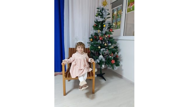 2-годишната София очаква подаръците си под елхата