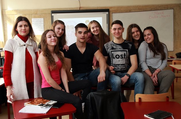 Съучениците на Поли от 11-а клас. Снимка Румяна Тонева