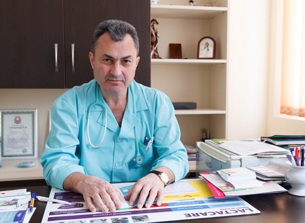 Д-р Валентин Точков е педиатър с близо 30-годишен стаж и началник на отделението от 2012 г.