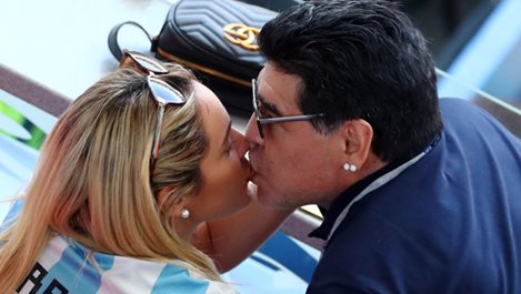 Марадона се сгоди за 28-годишната си приятелка на рождения й ден