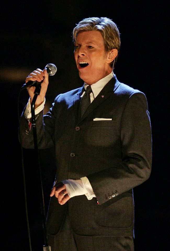 Дейвид Бауи по време на свое изпълнение в “Рейдио Сити мюзикхол” в Ню Йорк през 2005 г. Всички приходи от концерта, в който той участва, са били дарени за пострадалите от урагана “Катрина”.
СНИМКА: РОЙТЕРС