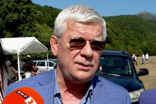 Министърът на земеделието Кирил Вътев край Калофер. Кадър: бТВ