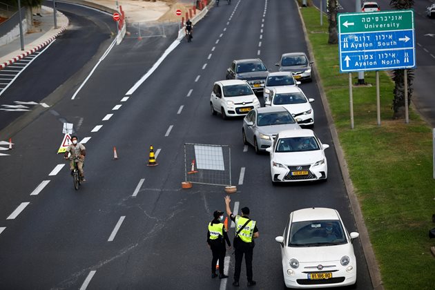 Полицаи в Израел правят проверки на пътя дали се спазва националната карантина.